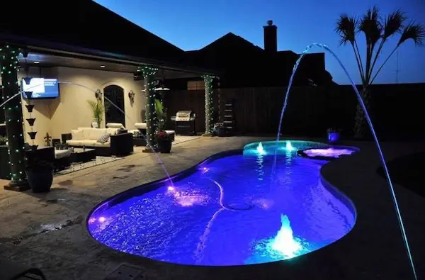 LeisurePoolsAU_Allure_SapphireBlue_SpencerGulf_2018 When paired with lighting, deck jets add a touch of magic to your pool